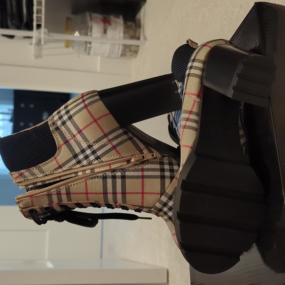 Plaid ankle boots NIB size 7 - Picture 2 of 3